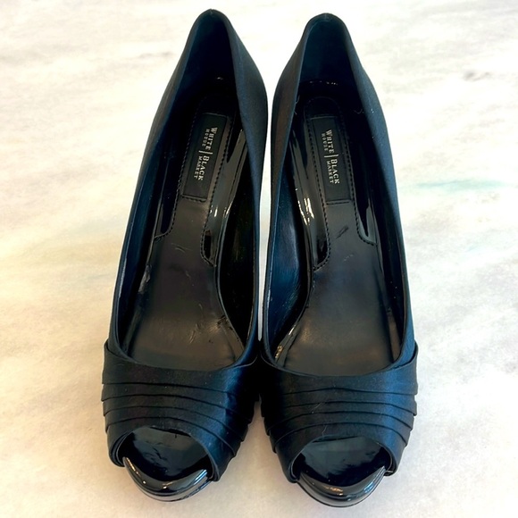 White House Black Market Women's Black Satin London Peep Toe Heels Size 6.5 - Picture 3 of 9